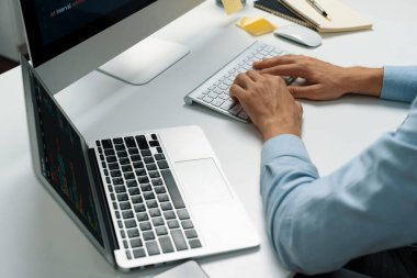 Bilgisayarda bilgisayar ve bilgisayar üzerinde çalışan ve uygulama projesinde kodlama programı olan bilgisayar geliştiricisinin kırpılmış görüntüsü. Teknik mühendis önemli not listeleri yazıyor. Bireysel.