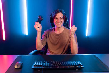 Kontrol kumandalı akıllı oyun flamasının keyfini çıkarın, modern teknoloji siber neon ışık odasında yetenekli oyuncularla çevrimiçi canlı sosyal medya grubu oyunu oynayın. Bireysel.