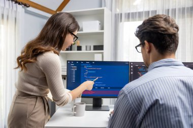 İki ekran ekranında yaratıcı web sitesi planlama yazılımını tartışan yetenekli geliştiriciler programı arka görüş konseptiyle ofiste tasarımı analiz eden tam yığın veri. Varsayım.