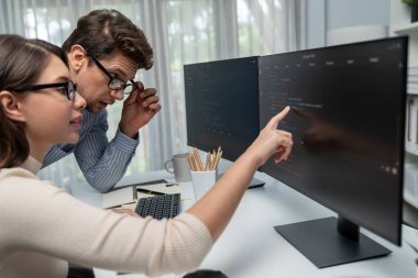 Takım becerisi geliştiricileri programı en yeni kodlama yaratıcı web sitesi planlama yazılım projesini iki bilgisayar ekranında düşünerek, ofiste tam yığın veri analizi ile karşılaştırıldığında. Varsayım.