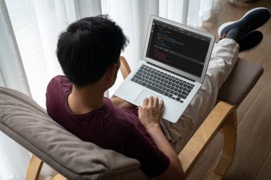 Model uygulama ve program kodlaması için bilgisayar ekranında yazılım geliştirme programlama