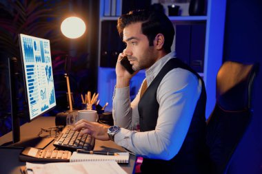 Akıllı iş adamı, akıllı telefon şirketinin ortağı ya da yatırımcısı kağıt işi raporları klasörüne not pazarı verileri yazarak satış kanalı disiplinlerini Neon Dark Light Room 'daki ürün hizmetlerini analiz ediyor. Tahmin et..