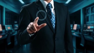 İş adamı, stratejik kararlar için değerli verileri çıkartarak arama motoru araştırması yapıyor. Kapsamlı araştırma ve SEO veri analizi için arama motorları kullanılıyor. Kullanıcı Kimliği