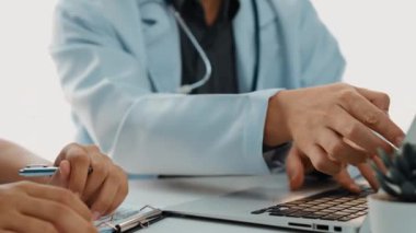 Hasta için hastane masasında çalışan ve tıbbi tedavi planlayanlardan oluşan profesyonel bir ekip. Takım çalışması başarılı hastalıklara ve hastalıklara yol açar. Ağır çekim. Katı.