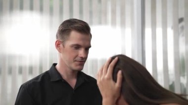 Savunmasız, stresli, genç bir hasta, ofisteki zihinsel tedavi sırasında duygusal travma, endişe ve akıl hastalıklarını psikiyatriste aktarıyor. Psikolojik danışma seansı. Düzenle