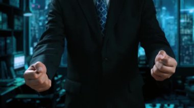 İş adamı, stratejik kararlar için değerli verileri çıkartarak arama motoru araştırması yapıyor. Kapsamlı araştırma ve SEO veri analizi için arama motorları kullanılıyor. Kullanıcı Kimliği