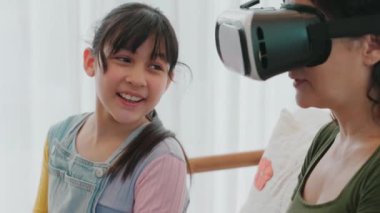 Torun dizüstü bilgisayarı kontrol ediyor. Büyükannem VR ile metaevrene dalıyor. Teknoloji aktivitelerine adapte olan son sınıf öğrencisi yeni nesil çocuklarla iletişim kuruyor. Nesiller arası uçurum aile bağlarını güçlendiriyor. Uyumsuzluk.