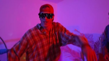 Neşeli beyaz dansçı, gündelik kıyafetleriyle dans ediyor ve arkadaşına tezahürat yapıyor. Kafkasyalı bir adam ve İspanyol bir hippi sokak dansı yaparken bir yandan da mutlu bir takıma bakıyorlar. Mutluluk.