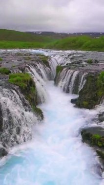 Brekkuskogur, İzlanda 'daki Bruarfoss şelalesinin insansız hava görüntüsü. Bruarfoss Şelalesi, İzlanda Altın Daire 'sini ziyaret eden turistleri çeken ünlü bir şelaledir..