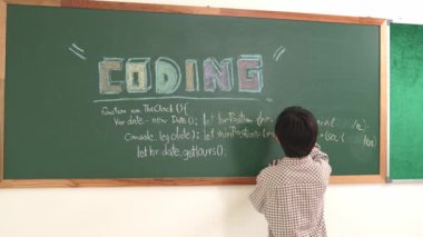Kız, yazılım geliştirme planı yazarken yapay zeka yazılımı ya da programlama sistemini kullanarak kök sınıftaki elektronik ana tahtada yapay zeka üretiyor. Pedagoji.