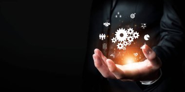 İş adamı takım çalışmasını ve işbirliğini teşvik eder, takım işlevini ve verimliliğini artırır. Stratejik işbirliği ve ortak hedeflerle takım çalışmasını artırmak. FaaS