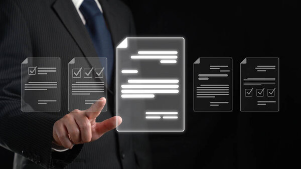 Бизнесмен, управляющий онлайн-документами для эффективного рабочего процесса. Обеспечьте безопасный и быстрый доступ ко всем важным онлайн-документам. FaaS