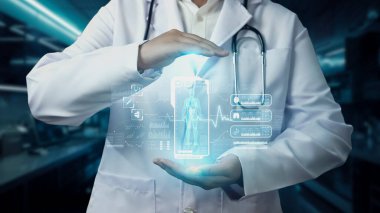 Akıllı doktorların HUD gösterge panelini tutup laboratuvarda yüzen vücut hologramlarını yakın plan çekimleri. Teknoloji kullanarak insan anatomisini inceleyen ve gösteren yetenekli bir tıp çalışanı. İyileştirici.