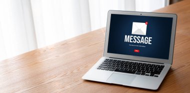 Bilgisayar ekranında rahatça görünen e-posta bildirim iletisi. Dijital pazarlama iletisi bilgi metni iş dünyasından müşteriye