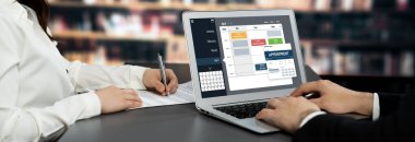 İnternet sitesinde canlı eleştiriler için çevrimiçi aplikasyon rezervasyon takvimi