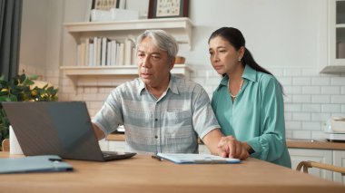 Büyükannem dizüstü bilgisayara bakarken dedemi rahatlatıyor ve destekliyor. Başarılı bir proje ve terfi alıyor. Mutlu kıdemli işadamları iyi haberler alır ve karısıyla konuşurlar. Myrmidon.