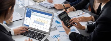 İş zekası ve veri analizi kavramı. Analizci ekibi laptop ekranında finansal veri analizi üzerinde çalışıyor. Etkili iş stratejik planlama için pazarlama göstergesi olarak. İçgörü