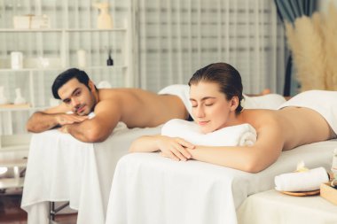 Kafkas çift müşterisi stres önleyici spa masajının keyfini çıkarıyor ve lüks otel veya oteldeki gündüz açık hava ortamında güzellik teniyle eğleniyor. Sessiz.