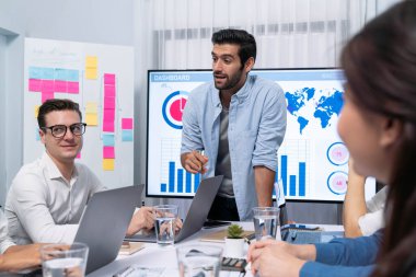 Analist ekibi toplantı odasındaki mali verileri analiz etmek için BI Fintech 'i kullanıyor. İş adamları iş görüşü ve stratejik pazarlama planlaması için BI 'ın torpido gözünü inceliyor. Tedbirli