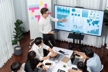 Ofiste sunum ya da analist ekibiyle toplantı odasında mali verileri analiz etmek için BI Fintech 'i kullanmak. İş adamları stratejik planlama için TV ekranında BI gösterge panelini inceliyor.