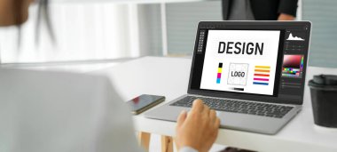 Web sayfasının modern tasarımı ve bilgisayar ekranında gösterilen ticari reklamlar için grafiksel tasarımcı yazılımı