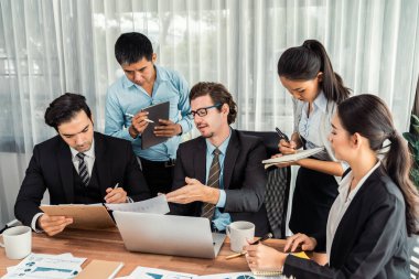 Ofis masasındaki finansal veri raporlarını analiz eden çeşitli bir grup iş analisti. Stratejik pazarlama planlaması için iş zekası analizi çizelgesi ve grafiği.