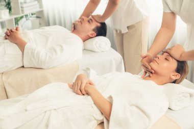 Kafkasyalı çift stres önleyici kafa masajının keyfini çıkarıyor ve lüks otellerde ya da otel spa salonlarında gündüz kaplıcalarında yüz güzelliği eğlencelerini şımartıyor. Sessiz.