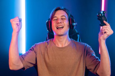 Kontrol kumandalı akıllı oyun flamasının keyfini çıkarın, modern teknoloji siber neon ışık odasında yetenekli oyuncularla çevrimiçi canlı sosyal medya grubu oyunu oynayın. Bireysel.