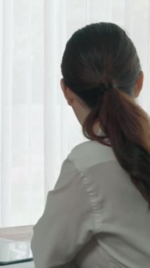 Ofis çalışma alanında birlikte çalışan iki genç hevesli iş kadını. Genç meslektaşlar tartışırken ve dizüstü bilgisayar kullanırken. Modern ofis çalışanları masada birlikte oturuyorlar..