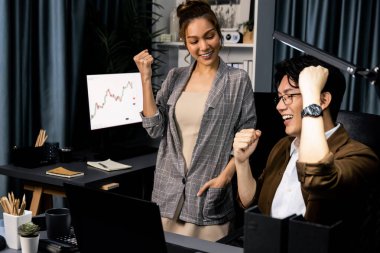 Gündelik kıyafet ortağı olan başarılı bir tüccar, geceleri modern ofiste teknolojiye borsa yatırımı yaparak yüksek kar elde ediyor. İnfobahn.