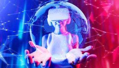 Etrafı neon ışıklarla çevrili beyaz VR kulaklık takan ve metaevreni birbirine bağlayan kolsuz tişört, gelecekteki siber uzay topluluğu teknolojisi elinde tutuyor ve 3D küresel resim hologramını izliyor. Halüsinasyon.