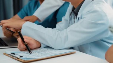 Hastane masasında birlikte çalışan ve tıbbi tedavi ya da sağlık hizmeti planlayan profesyonel bir grup. Takım çalışması başarılı hastalıklara ve hastalıklara yol açar. Ağır çekim. Katı.