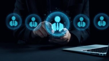 İş adamı, stratejik kararlar için değerli verileri çıkartarak arama motoru araştırması yapıyor. Kapsamlı araştırma ve SEO veri analizi için arama motorları kullanılıyor. Kullanıcı Kimliği