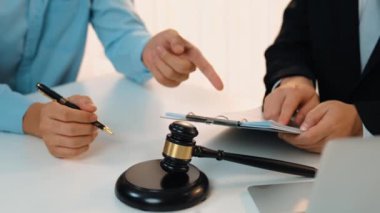 Müvekkil hukuki danışmanlık ve avukatlık danışmanlığı konusunda hukuk firmasına güveniyor, karmaşık yasal sözleşme belgelerini güvenilir bir hukuk danışmanlık hizmeti olarak analiz ediyor. Ağır çekim. Katı.