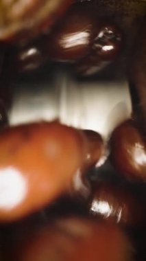 Kahve makinesinde kahve yapmak için kahve tozu yapmak için kahve çekirdekleri öğütme makinesine ateş etti..