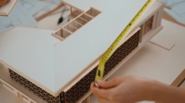 Mimari ekipman incelemesi kullanarak yavaş çekim ev tasarımcısı ve müşteri veya müşteriyle birlikte mimari ev modeli tasarım örneklerini ölçer. Filizlenen
