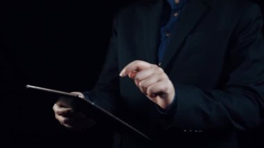İş adamı e-posta kutusunu kontrol ediyor, daha iyi verimlilik için mesajları düzenliyor ve önceliklerini belirliyor. Etkili iletişim için akıllı e-posta teknikleri öğren. Kullanıcı Kimliği