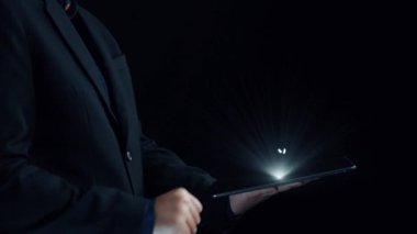 İş adamı, QC ve QA standartlarının karşılandığından emin olmak için katı kalite güvencesi protokolleri uyguluyor. Kalite güvencesi ile sertifikalı ürün mükemmelliğine ulaşmak. Kullanıcı Kimliği