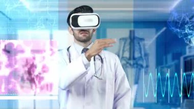 VR gözlüklü zeki doktor laboratuvarda DNA hologramına bakıyor. Profesyonel tıp çalışanı, genetik semptomları teşhis ederken sanal gerçeklik kulaklığı takıyor. Teknoloji. Aygıt.