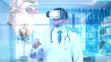 VR gözlüklü doktor kalp hologramına bakıyor. Tıbbi verileri kullanarak kalp semptomlarını teşhis ederken sanal gerçeklik teknolojisini kullanan profesyonel bir tıp çalışanı. Teknoloji. Aygıt.