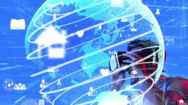 Heyecanlı adam sanal gerçeklik gözlüğü kullanarak küresel bağlantı hologramına bakıyor. Yetenekli yatırımcılar küresel iletişimi ve ağ bağlantısı hologramını inceliyor. Teknoloji. Aygıt.
