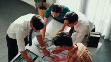 Akıllı mimar ya da inşaat mühendisi bina yapısı fikrini not edip plana yapıştırıyor. Yöneticinin çeşitli meslektaşları ve ev planlarıyla birlikte çalıştığı hava görüşü. Hizalama.