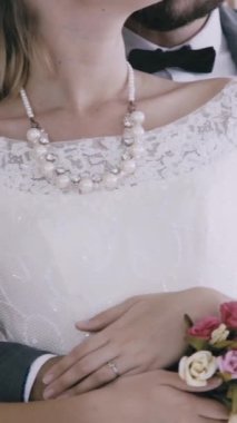 Gelinlik giymiş mutlu gelin ve damat düğün törenine hazırlanıyor. Kadın ve erkeğin romantik aşkı..