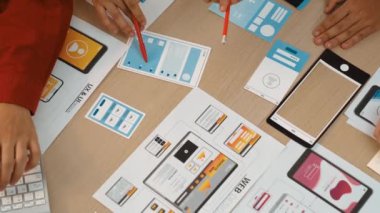 Mobil uygulama ya da web sitesi için kullanıcı arayüzü prototipi planlayan şirket çalışanlarının en iyi görünüm videosu. UX UI tasarımcı beyin fırtınası kullanıcı dostu arayüz planı. Sinerjik