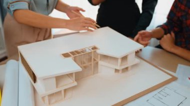 Mimari ekipman incelemesi kullanarak yavaş çekim ev tasarımcısı ve müşteri veya müşteriyle birlikte mimari ev modeli tasarım örneklerini ölçer. Filizlenen