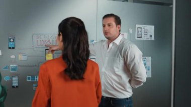 Profesyonel iş ekibi Ux ve Ui tasarımını kullanarak fikir paylaşımı yapıyor. Bir grup iş adamı pazarlama planı hakkında beyin fırtınası yapıyor. Çeşitli iş adamları zihin haritası kullanarak çözüm buluyor. Yönlendirici.