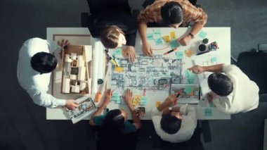 Akıllı yöneticilerin el çırpışları ve projeyi kutlamak için el ele tutuşmaları. İç yapı hakkında beyin fırtınası yapan mimar mühendisinin hava görüntüsü. Takım çalışması, birlik. Hizalama.