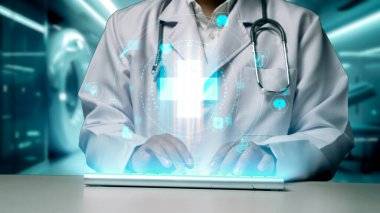 Laboratuvarda yüzen beyin anatomisi hologramıyla klavyede yazan zeki doktorlara yaklaş. Tıp çalışanı teşhisi ve teknoloji kullanarak beyin hastalıklarını kontrol ediyor. İyileştirici.