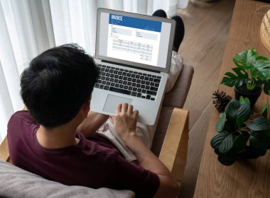 Muhasebe uygulamasından gelen fatura bilgisayar ekranında. Şirket işlerinin finans ve bütçesi için bilgisayar programı. Rahatça..