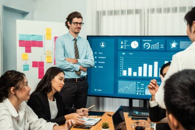 İş adamı, finansal rapor veri analizi veya pazar eğilimi gösterisiyle iş sunumunu şirketin gelecekteki yönetiminde stratejik planlama için büyük bir TV ekranında sundu. Habiliment